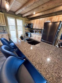 A Novel Stay 3 bed 2 bath log cabin in Shelbyville, IL - 2