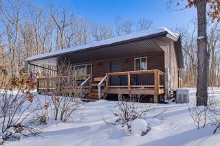 Northwoods Escape Lakeside Retreat with Deck - 0
