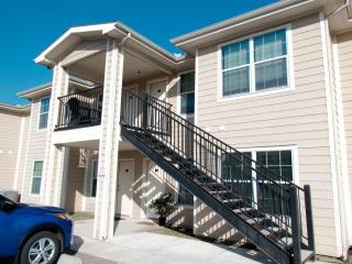 Cozy Queen bed Retreat near the Mall! - 9