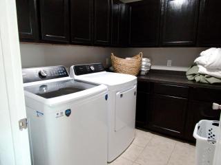 Cozy Queen bed Retreat near the Mall! - 2