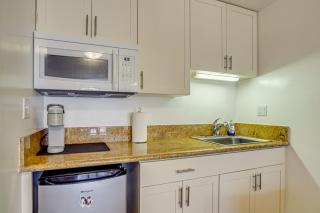 Harbor View and Pool Access Downtown Honolulu Gem! - 7