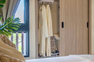 Modern tropical condo with pool and gym - 0