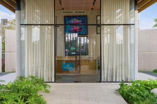 Modern tropical condo with pool and gym - 9