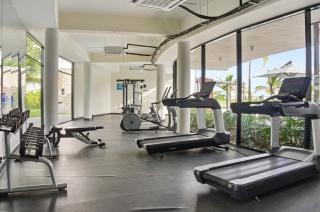 Modern tropical condo with pool and gym - 4