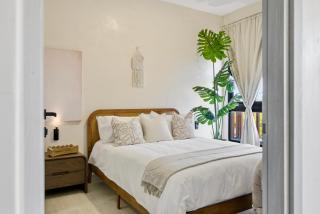 Modern tropical condo with pool and gym - 2
