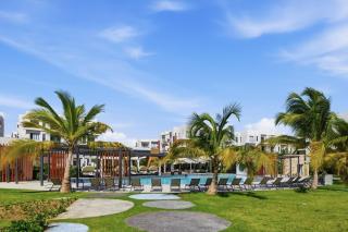 Modern tropical condo with pool and gym - 1