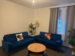 3 Bed Stay for Families, Groups And Contractors - 8