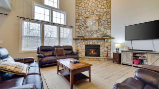 The Nest at Pinecrest by AvantStay Spacious Deck Game Room Fire Pit - 7