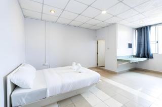 XX At Gate Suvarnabhumi Airport - On Nut - 1