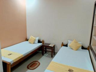 Hotel Shakuntla Palace - 400 Meters away from Vishnu Pad Temple 7 mins walk - 7