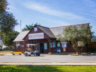 Mobil-home confortable avec terrasse à Saint-Coulomb - API-1-52-1289 - 2