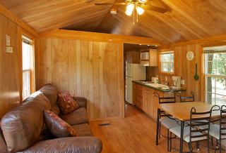 Arrowhead Camping Resort Deluxe Cabin 4 - Douglas Center - 7