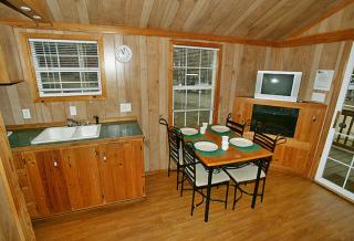 Arrowhead Camping Resort Deluxe Cabin 4 - Douglas Center - 6