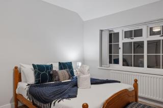 Spacious Modern 4BR Home 2 Luxury Bathrooms Private Parking Near M54, M6, JLR & WV1 - 3