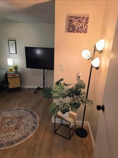 Small Town Pearl l Charming & Cozy 2 Level Suite Near Red Deer l Yard & BBQ - 6