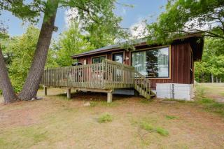 Lakefront Sand Bay Resort with Private Beach and BBQ - 4