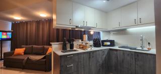 My Cozy Cove Family Suite with Paid Parking and Across 2 Major Malls - 9