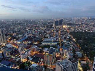 Skyline Serenity at 52F & Cozy City Escape Views - 0
