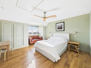 Coastal retreat with hot tub and panoramic views - 2