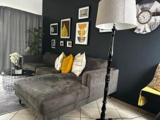 2 Bed Townhouse, Quiet and Stylish - 3