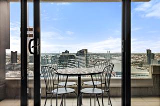 Stylish Two-Bed Retreat in Central Melbourne - 8