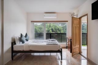 Tranquil Riverview Inn - 9