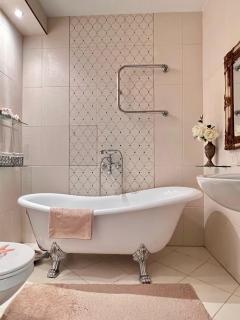 Elegant Terrace Apartment - Steps From the Sea - 6