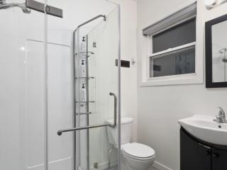 Cozy 2 Bedroom 2 Bathroom with Parking - 2