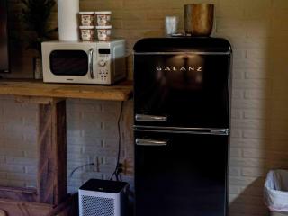 Stonegate Lodge King Bed WIFI 50in Roku TV Salt Water Pool Room #102 - Eureka Springs - 2