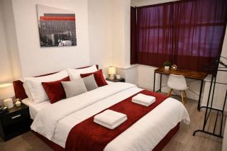 4BDR Contractor hub - sleeps 7 - free on street parking - 4