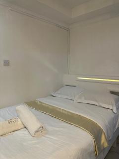 Modern Budget Studio with Workspace, Near Transit - 9