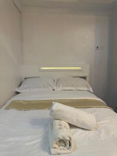 Modern Budget Studio with Workspace, Near Transit - 4