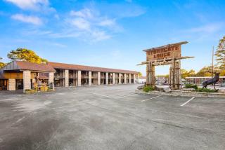 Stonegate Lodge King Bed, 2mi to Historic DTWN Salt Water Pool Room #206 - 5