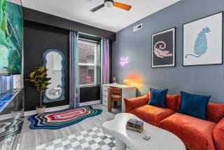 Stylish 2BR Dual-Kitchen Retreat Near Forest Park - 9