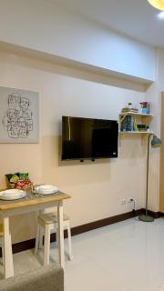A Studio Unit in McKinley Near Venice Grand Canal Mall - 1
