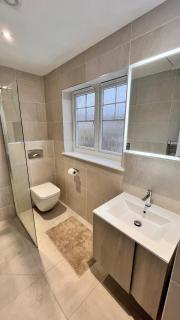 Modern 5 bedroom Getaway Free Parking - 3