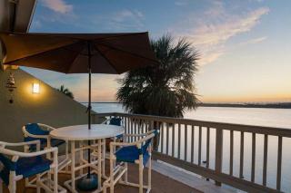 Waterfront Shared Pool Games Winter Family Deals - 4
