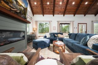 Luxury Retreat, Glow Pickleball, Backyard Cinema, Sauna and Game Room - 1