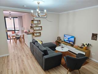 Family-friendly APT at 21 dhjetori w/Self Check-In - 9