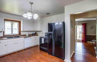 Enjoyable Home by Airport and Dwtn - 4