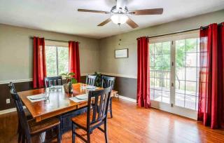 Enjoyable Home by Airport and Dwtn - 1