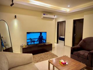 Warm Luxury 2 Bedroom Apartment in Prime Location - 7