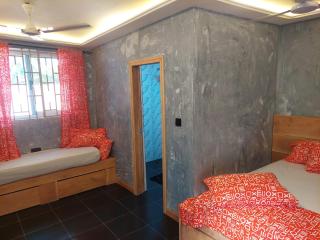 Dizzy Lizzies Beach House Resort - 4