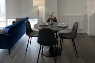 Apartment - Sleeps 4 & Free Parking - 4