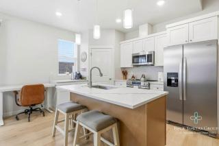 Emerald Retreat 3BR | Work-Ready | Fast Wi-Fi - 1