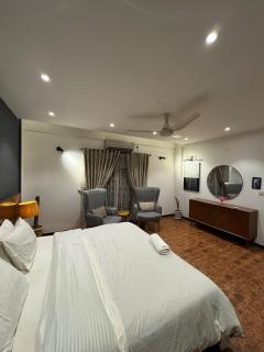 The Graphite 1BHK Self Check In 60 inch TV Wifi - 6