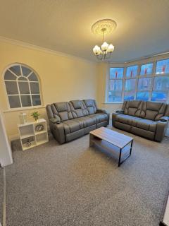 The Luxe - 3br-Sleeps 8-Driveway-Private garden - 0