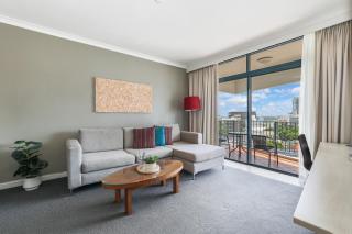 Top Floor Tropical Escape with King Bed, Pool & Balcony - 9