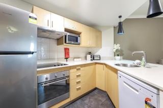 Top Floor Tropical Escape with King Bed, Pool & Balcony - 1