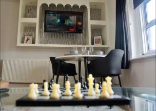 3 bedroom Apartment - 10min walk Stratford station - Sleep 6 - 7